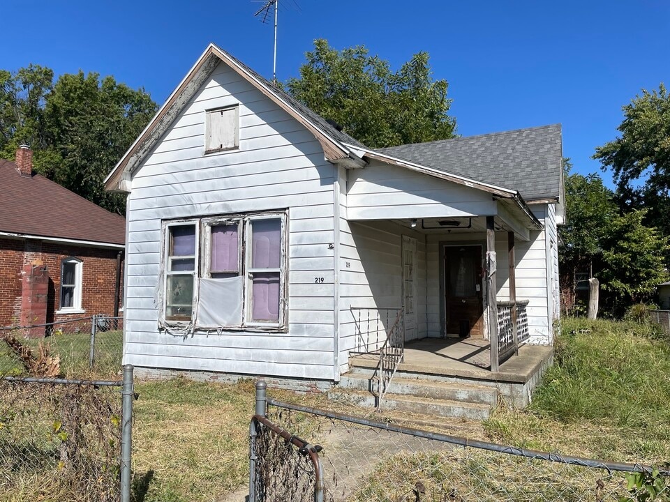 219 Pine St in Georgetown, IL - Building Photo