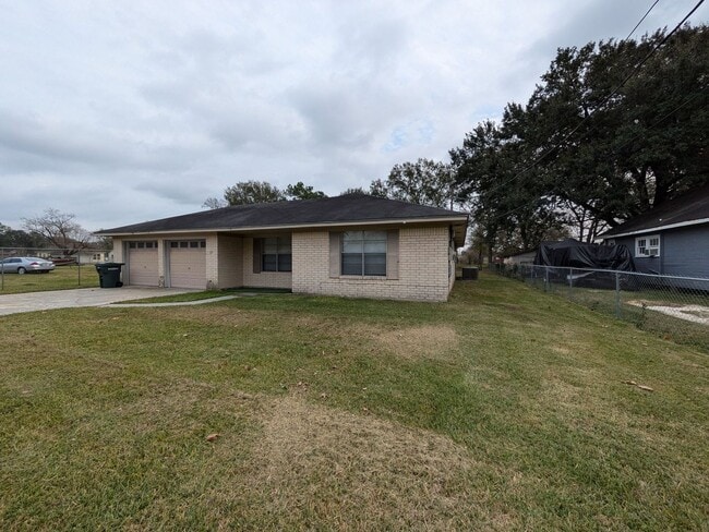 535 Hillebrandt St in Beaumont, TX - Building Photo - Building Photo