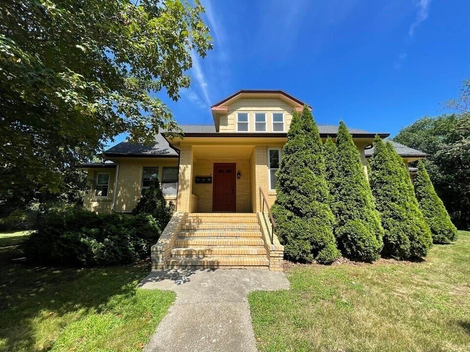 350 Plain St in Braintree, MA - Building Photo