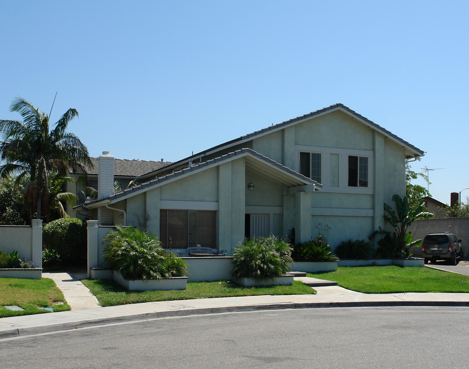 16612 Regina Cir in Huntington Beach, CA - Building Photo