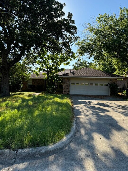 1203 Avenue C in Denton, TX - Foto de edificio