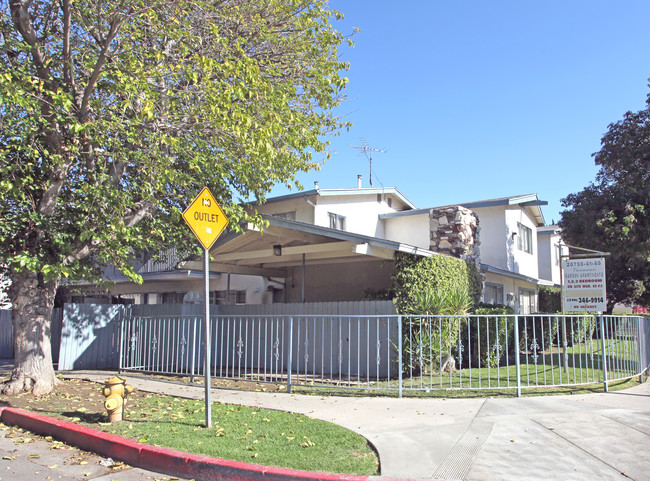 20755-20765 Vanowen St in Canoga Park, CA - Foto de edificio - Building Photo