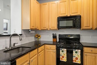 2465 Army Navy Dr, Unit 204 in Arlington, VA - Building Photo - Building Photo