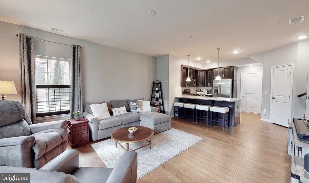 7075 Darbey Knoll Dr in Gainesville, VA - Building Photo