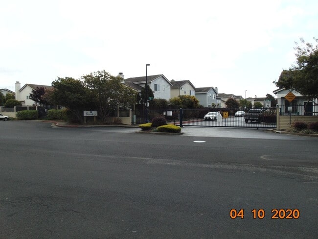 34 Shorewood Ct in Richmond, CA - Building Photo - Building Photo