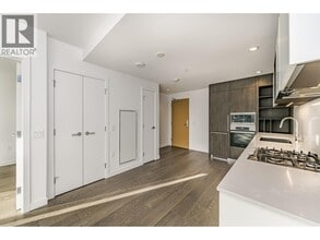 6000 McKay Ave in Burnaby, BC - Building Photo - Building Photo