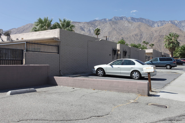 471-501 E Cottonwood Rd in Palm Springs, CA - Building Photo - Building Photo