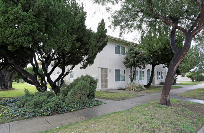 Fountain Village Apartments in Fontana, CA - Building Photo - Building Photo