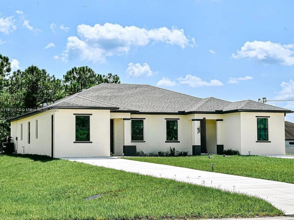 1516 W 12th St in Lehigh Acres, FL - Building Photo