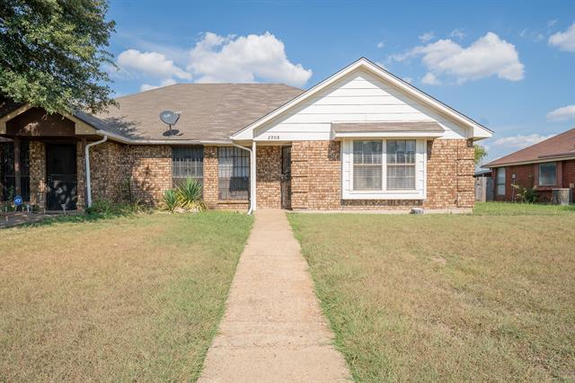 2908 Stonycroft Dr in Lancaster, TX - Building Photo