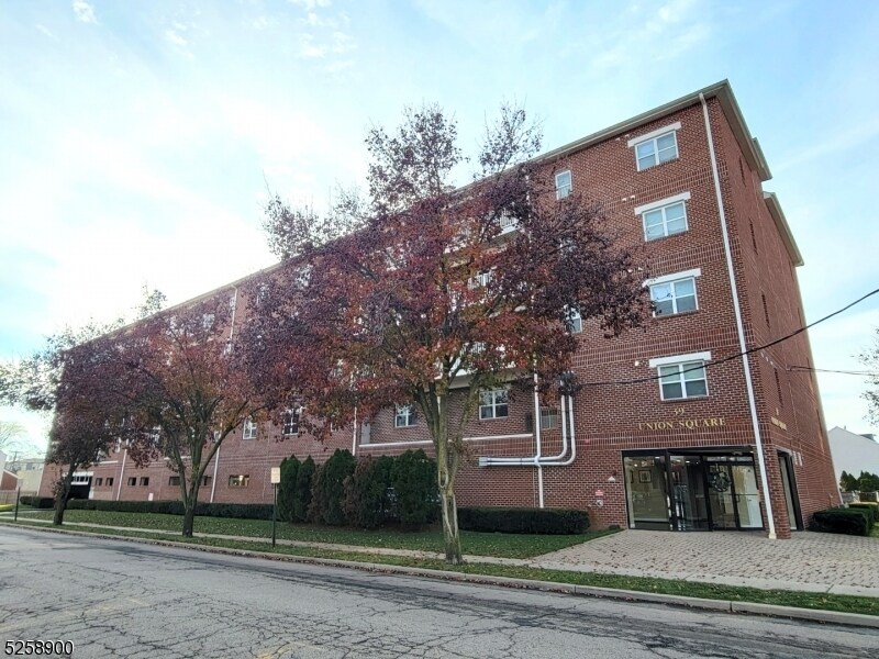39 Union St-Unit -405 in Hackensack, NJ - Building Photo