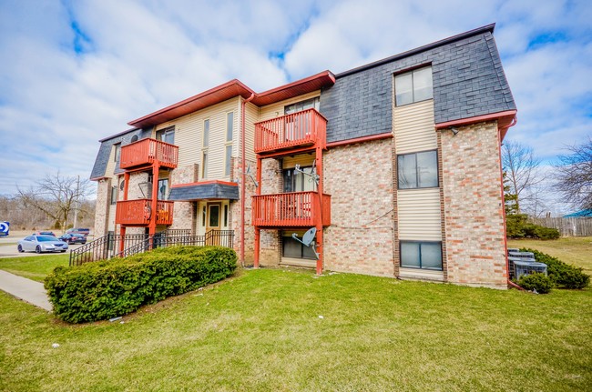 Lynnwood Apartments in Round Lake Beach, IL - Building Photo - Building Photo