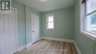 5522 Glenholme Ave in Niagara Falls, ON - Building Photo - Building Photo
