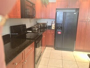 8999 NW 107 Ct in Doral, FL - Foto de edificio - Building Photo