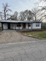 1302 E Choctaw Ave in Sallisaw, OK - Building Photo