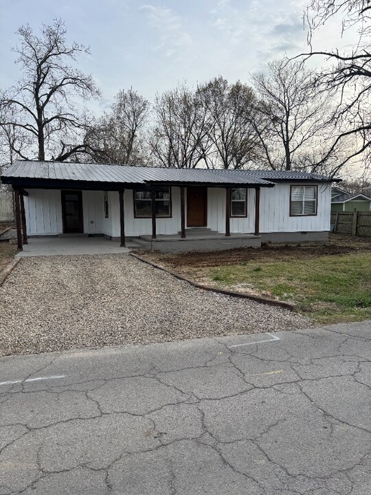 1302 E Choctaw Ave in Sallisaw, OK - Building Photo