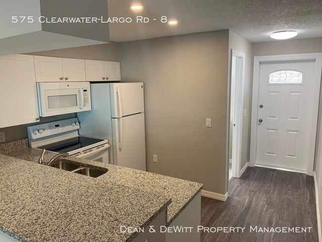 575 Clearwater Largo Rd in Largo, FL - Building Photo - Building Photo