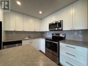 5611 Valley Way in Niagara Falls, ON - Building Photo - Building Photo