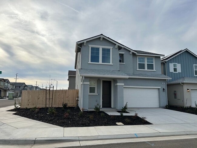3009 N Creekside St in Visalia, CA - Building Photo - Building Photo