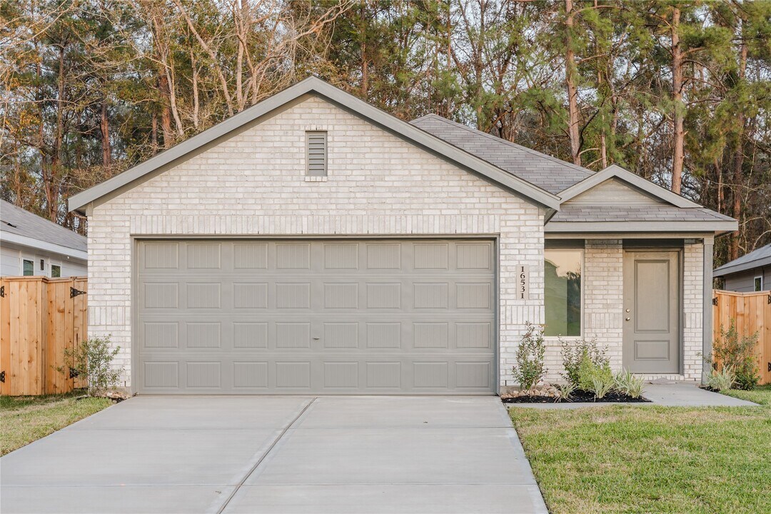 16531 Plum Bark Dr in New Caney, TX - Building Photo