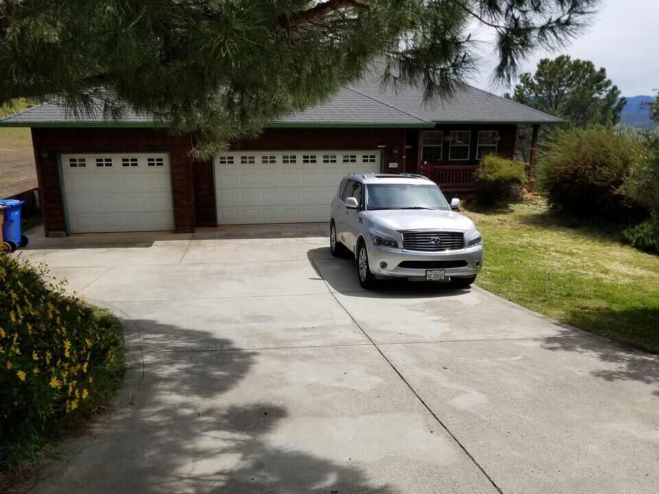 17860 Deer Hill Rd in Hidden Valley Lake, CA - Building Photo