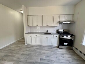 404 Stegman Pkwy in Jersey City, NJ - Building Photo - Building Photo