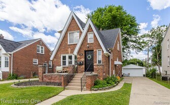 122 W Houstonia Ave in Royal Oak, MI - Building Photo