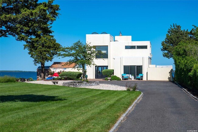 15B Lighthouse Rd in Hampton Bays, NY - Foto de edificio - Building Photo