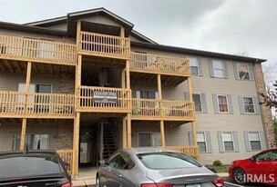 3200 John Hinkle Pl in Bloomington, IN - Building Photo