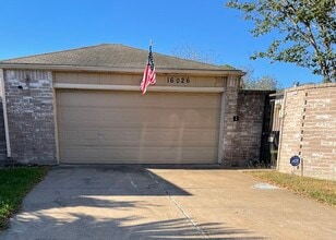 16026 Highlander Dr in Houston, TX - Building Photo - Building Photo