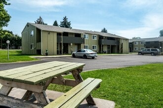 319 SW G St in Madras, OR - Building Photo - Building Photo