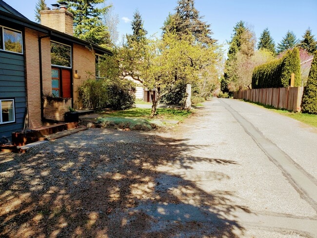 12220 Densmore Ave N in Seattle, WA - Building Photo - Building Photo