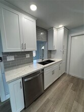 6868 NW 28th St in Sunrise, FL - Building Photo - Building Photo