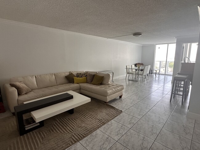 2401 Collins Ave in Miami Beach, FL - Building Photo - Building Photo