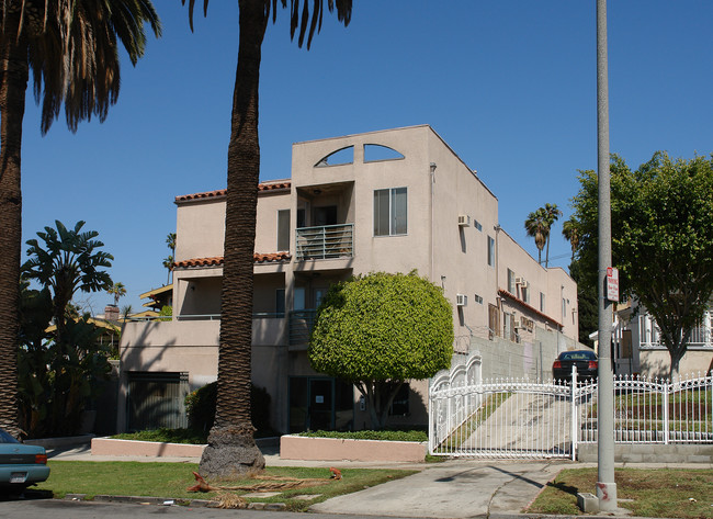 564 N Ardmore Ave in Los Angeles, CA - Foto de edificio - Building Photo