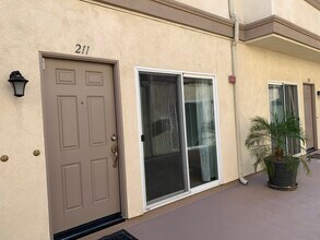 17168 Newhope St, Unit 211 in Fountain Valley, CA - Building Photo - Building Photo