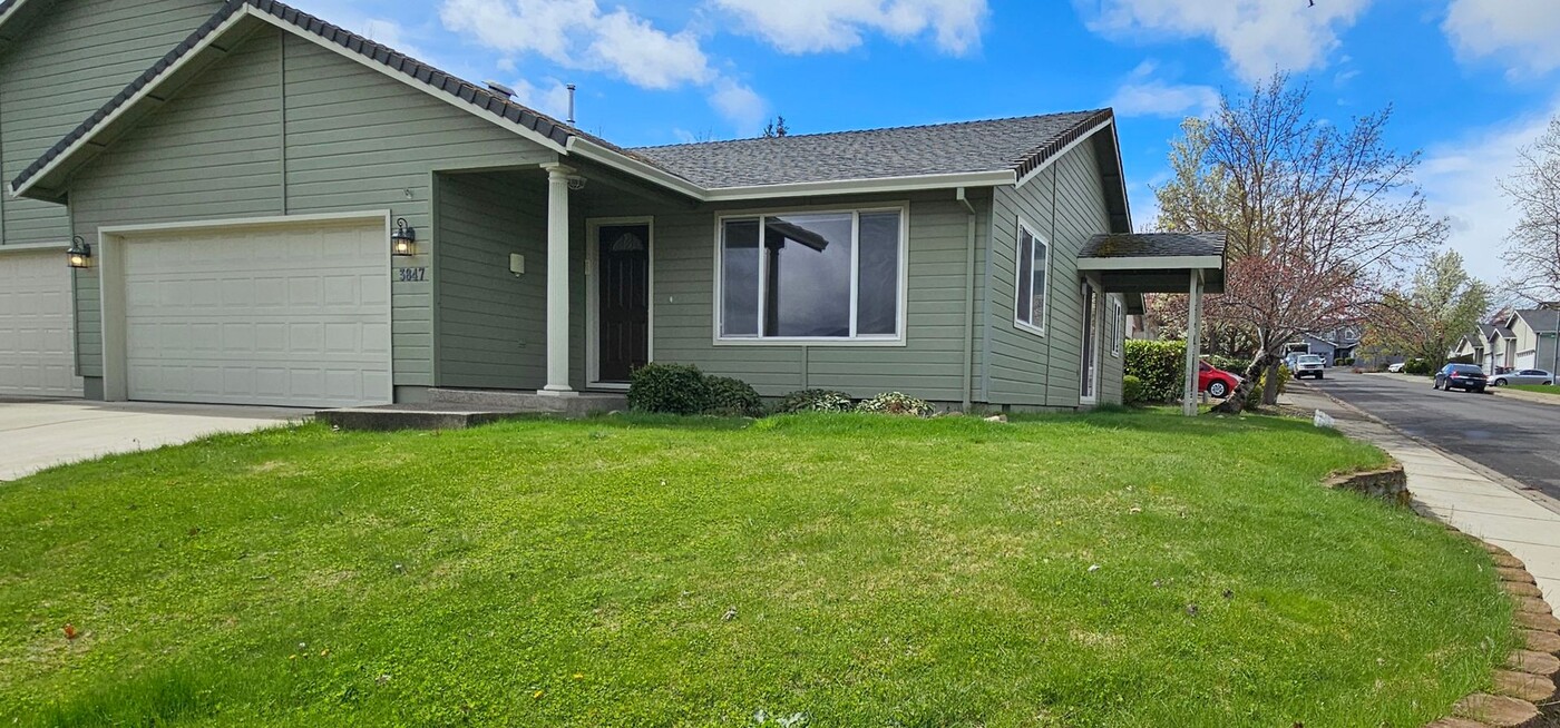3845-3847 Arrowhead Dr in Medford, OR - Building Photo