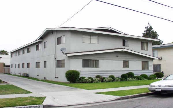 10535 Western Ave in Downey, CA - Building Photo