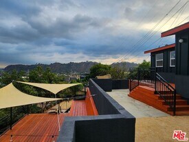 3015 1/2 Future Pl in Los Angeles, CA - Building Photo