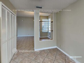 5040 Foxhall Dr N in West Palm Beach, FL - Foto de edificio - Building Photo