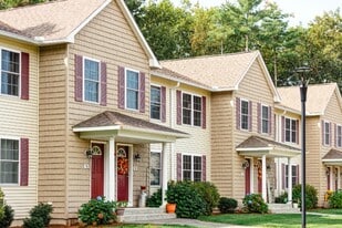 Hidden Oak Way in Manchester, NH - Building Photo