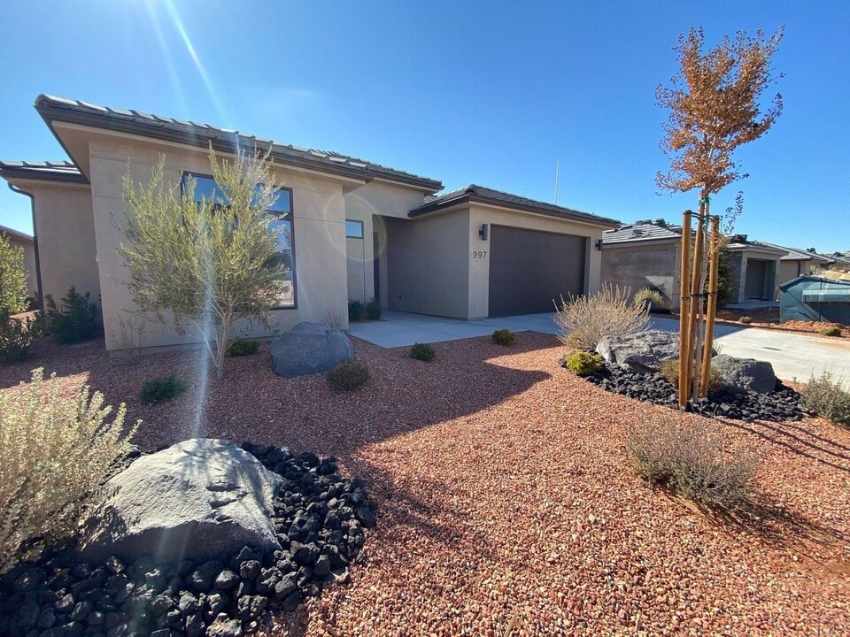 997 Jonathon Dr in Washington, UT - Building Photo
