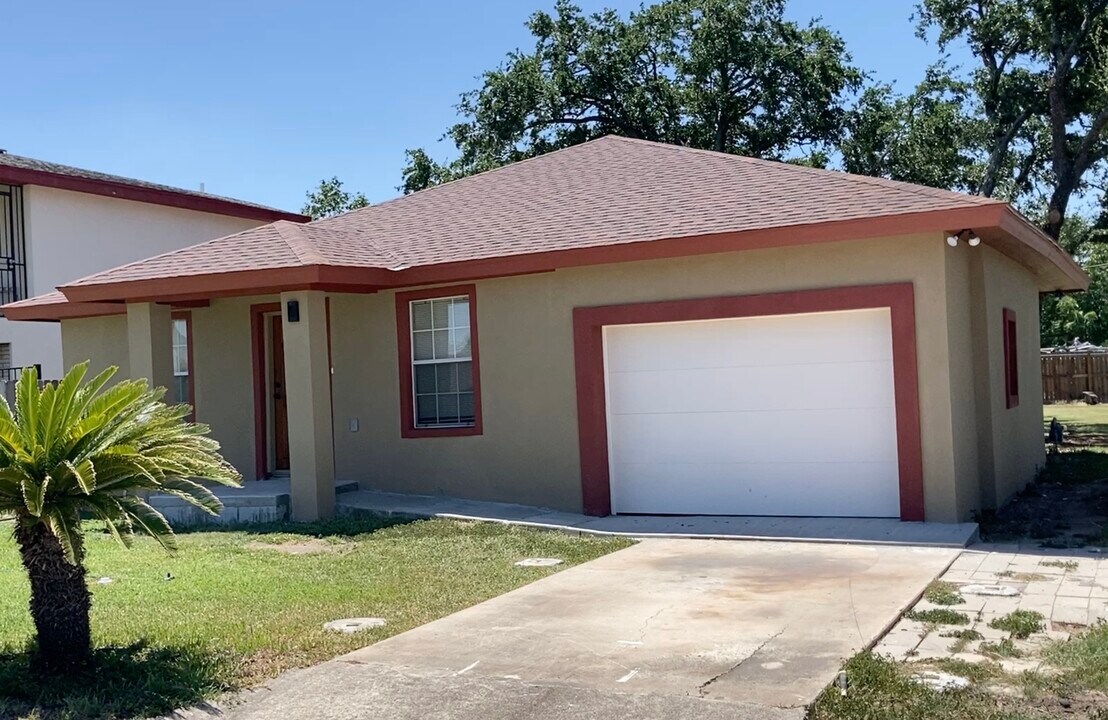 2113 W Barcelona Ave in Harlingen, TX - Building Photo