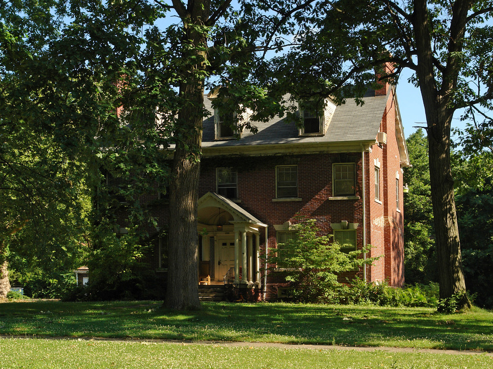 238 Broadway St in Youngstown, OH - Foto de edificio