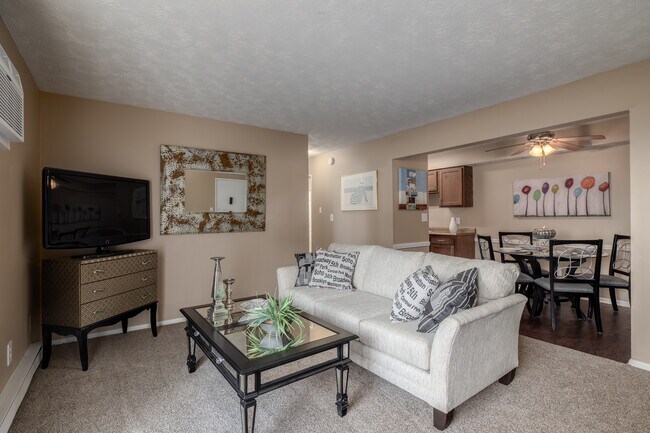 Hillbrook Apartments in Austintown, OH - Building Photo - Interior Photo