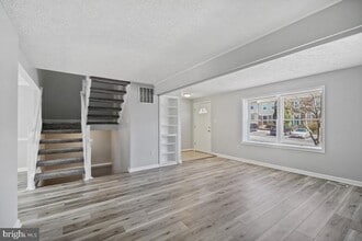90 Pontiac Way in Gaithersburg, MD - Building Photo - Building Photo