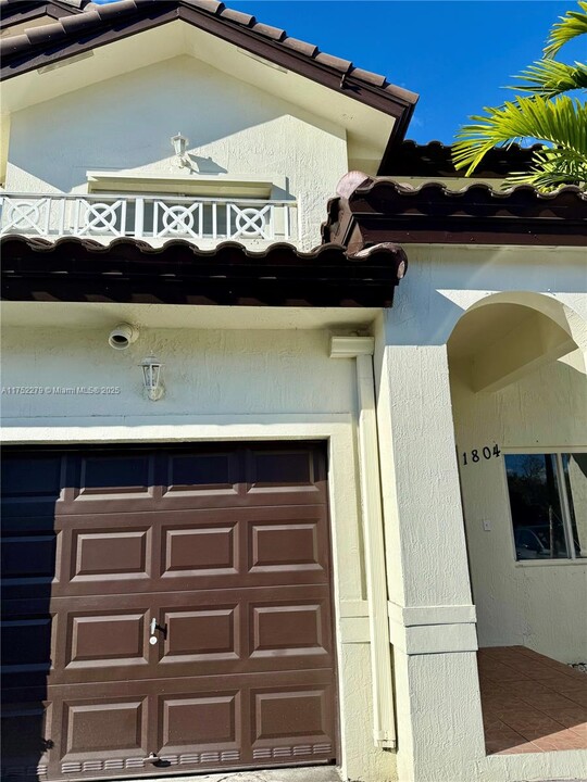 11061 NW 88th Ter in Doral, FL - Foto de edificio