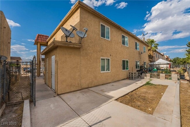 property at 5303 Del Gado Dr