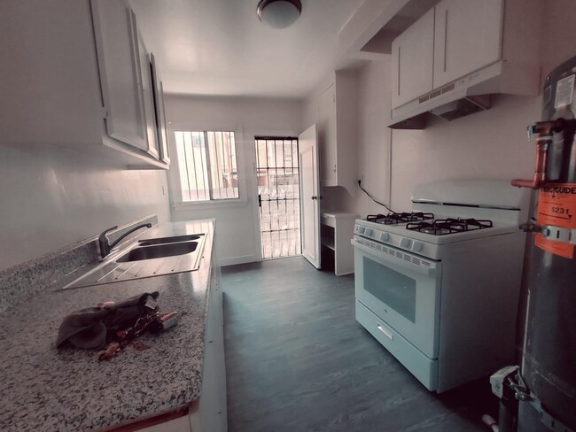 2360 W. 18th St in Los Angeles, CA - Building Photo - Building Photo