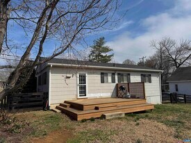 402 Harris Rd in Charlottesville, VA - Building Photo